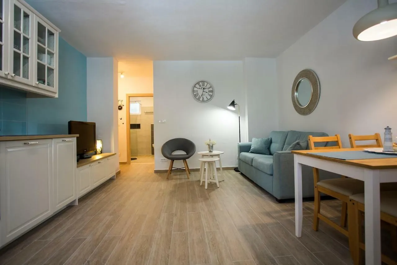 Cozy Coastal Apartment Gama